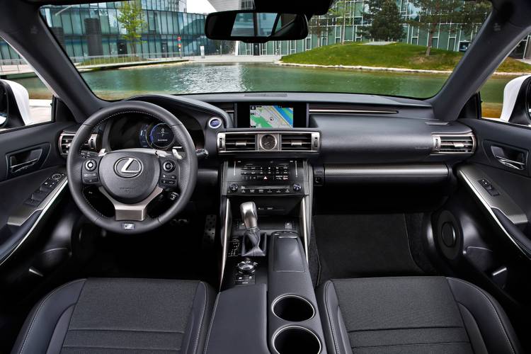 Interno di una Lexus IS 2013