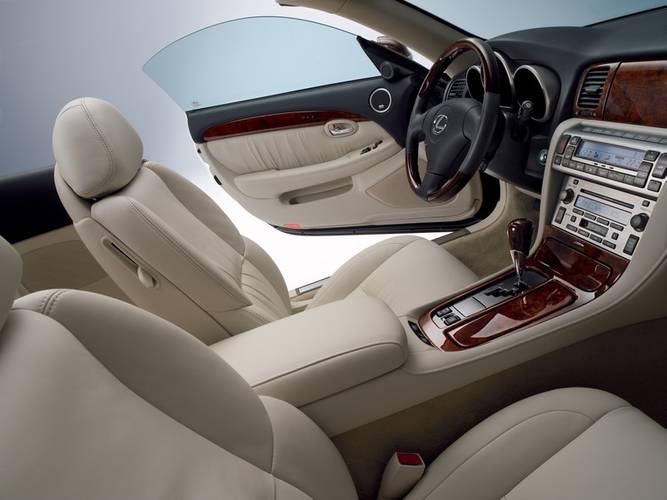 Interno di una Lexus SC 430 facelift 2006