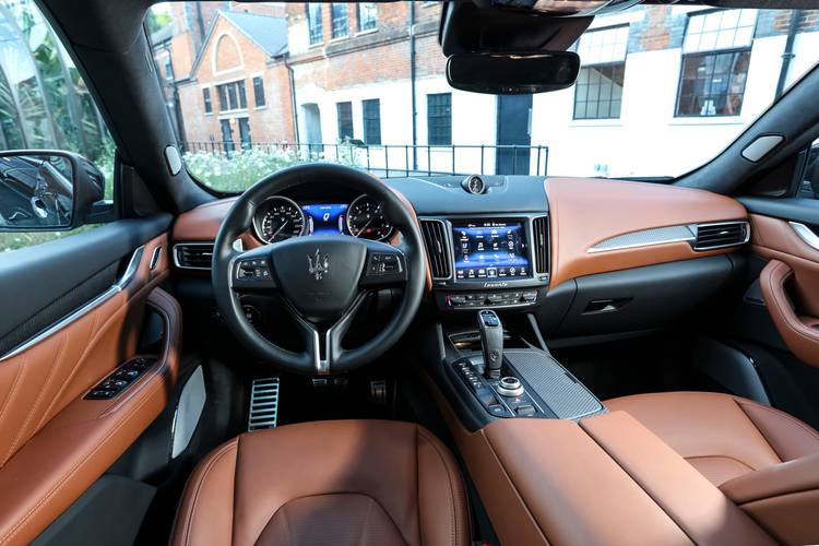 Interno di una Maserati Levante M161 2017