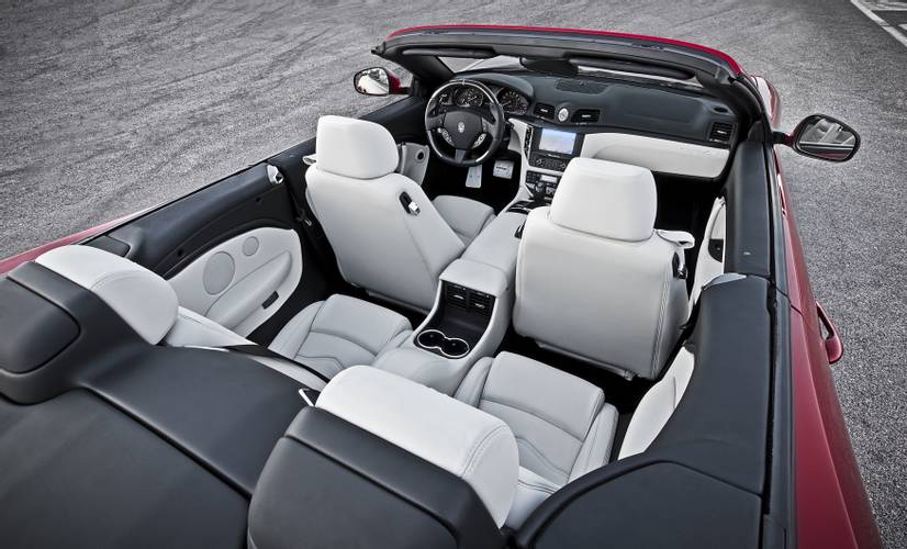 Interno di una Maserati GranCabrio M139 2011