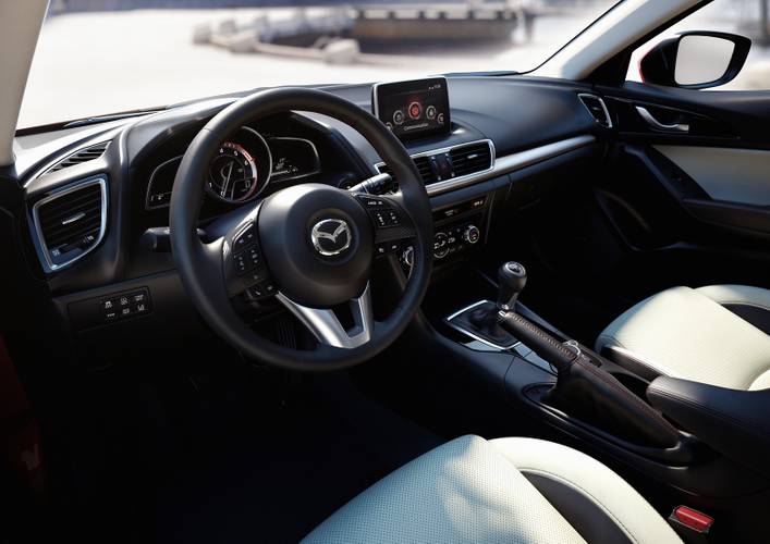 Interno di una Mazda 3 BM 2013