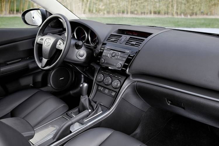 Interno di una Mazda 6 GH facelift 2010