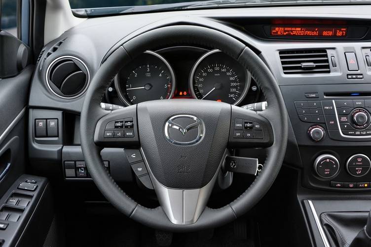 Interno di una Mazda 5 CW 2011