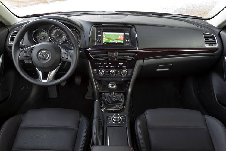 Interno di una Mazda 6 GJ 2013