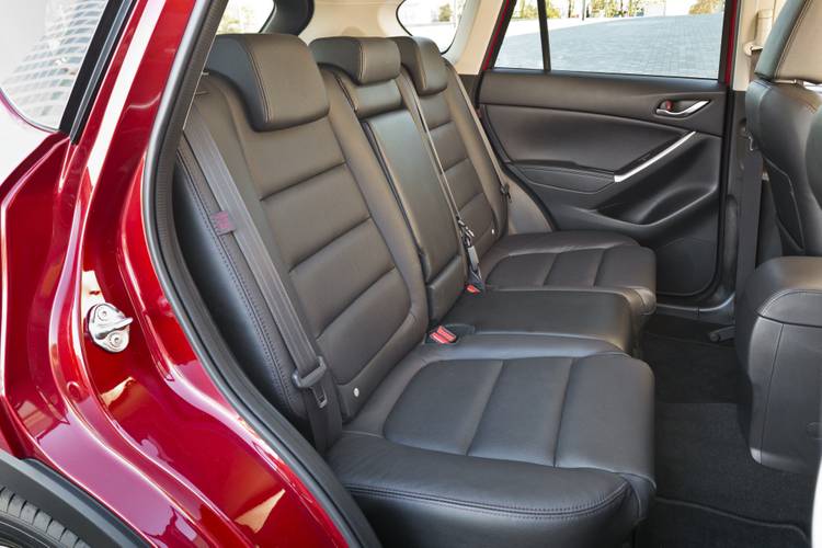 Mazda CX-5 KE facelift 2016 asientos traseros