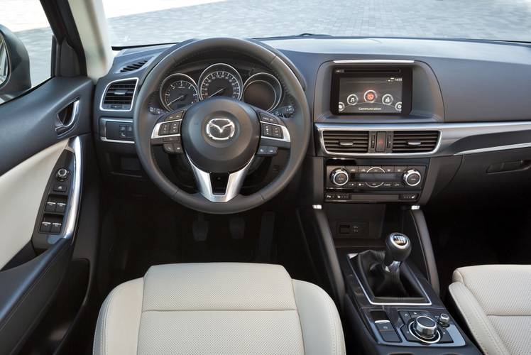 Interno di una Mazda CX-5 KE facelift 2015