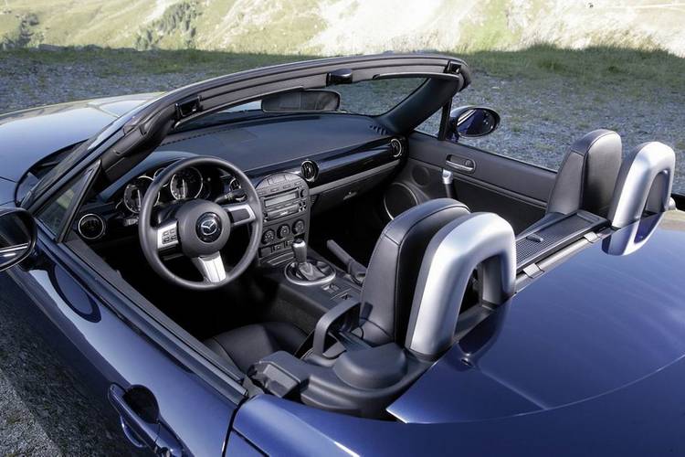 Interno di una Mazda MX-5 NC 2005