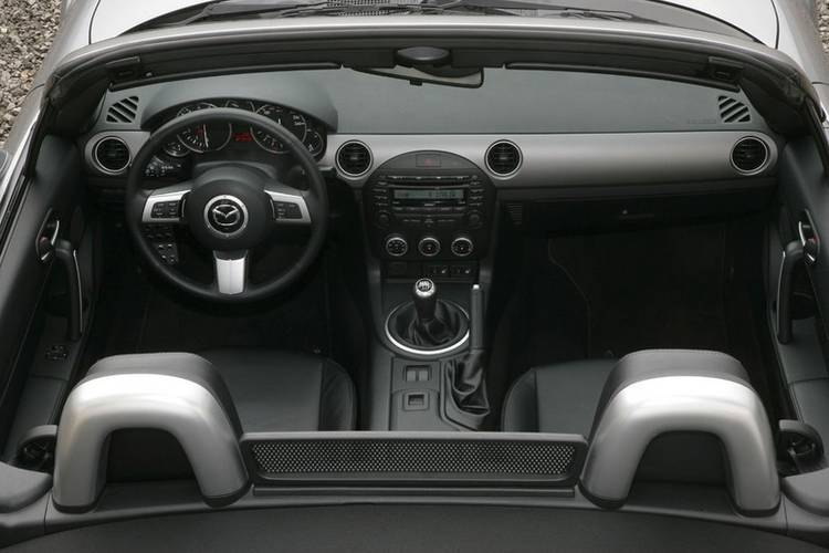 Interno di una Mazda MX-5 NC facelift 2009