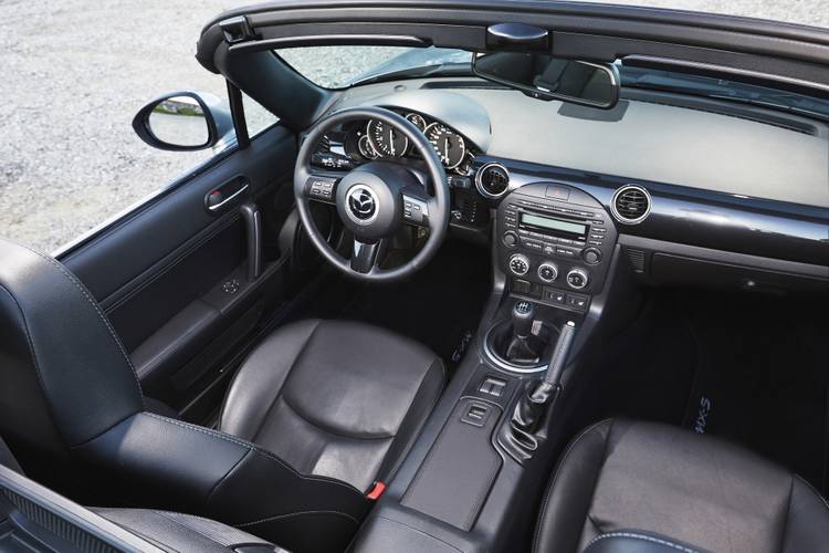 Interno di una Mazda MX-5 NC facelift 2010