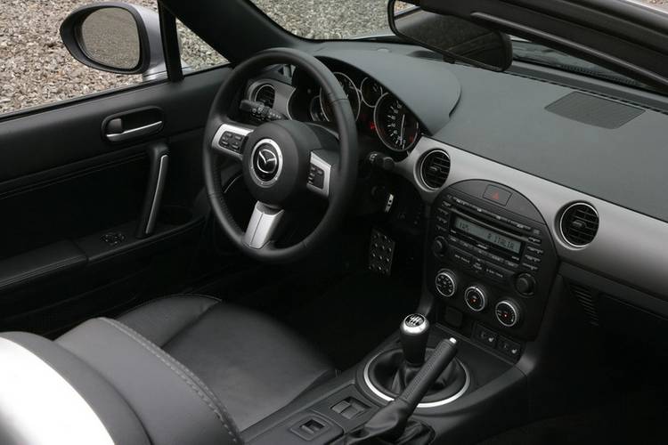 Interno di una Mazda MX-5 NC facelift 2012