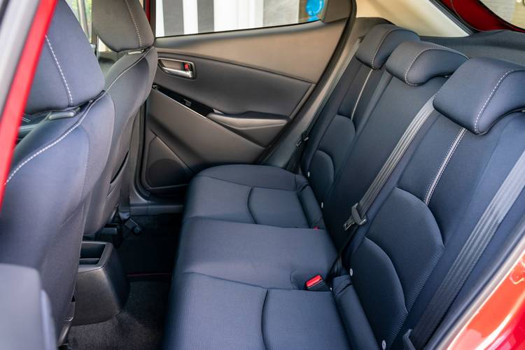 Mazda 2 DJ facelift 2020 asientos traseros