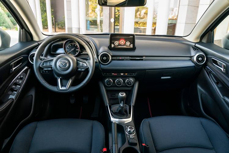 Interno di una Mazda 2 DJ facelift 2020