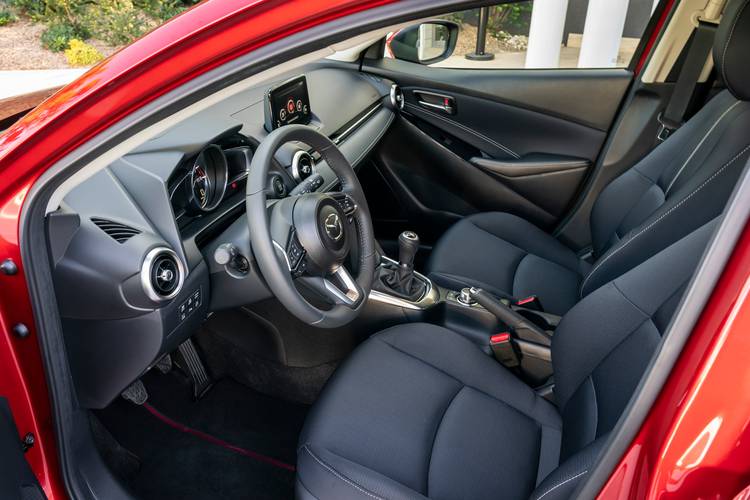 Mazda 2 DJ facelift 2020 assentos dianteiros