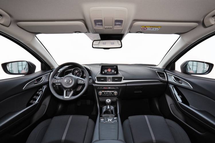 Interno di una Mazda 3 BN facelift 2017