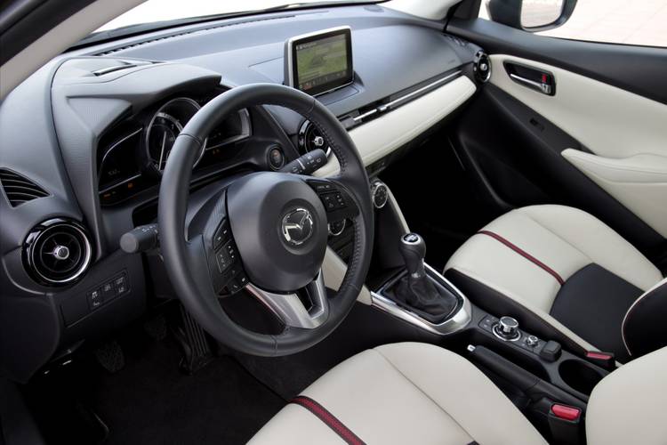 Interno di una Mazda 2 DJ 2015