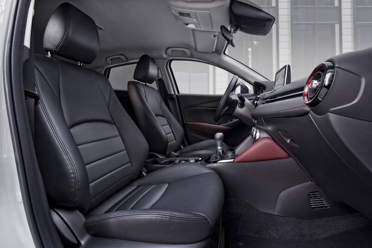 Mazda CX-3 DK 2015 vorn sitzt