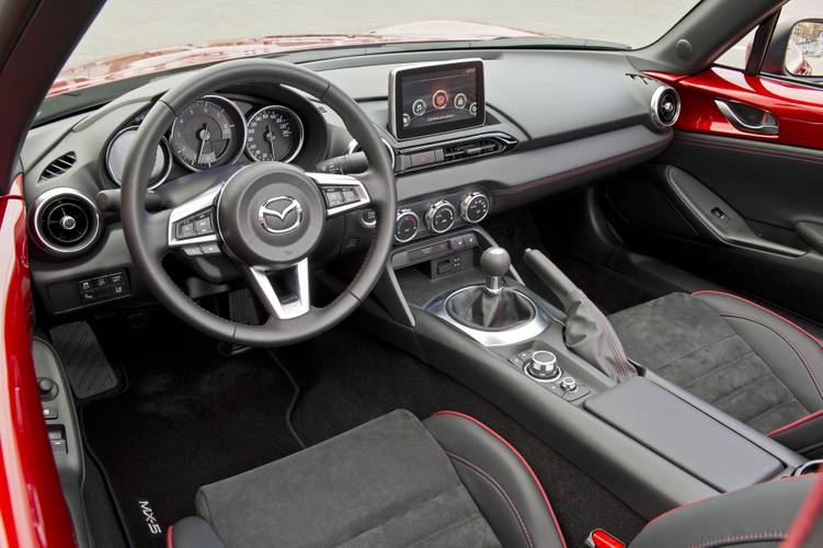 Interno di una Mazda MX-5 ND 2015