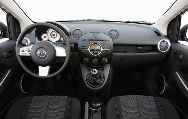 Mazda 2 DE 2007 interiér