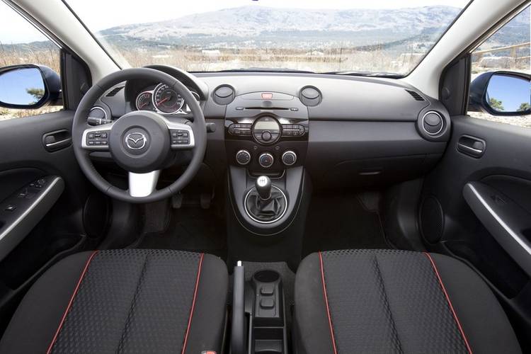 Interno di una Mazda 2 DE facelift 2010