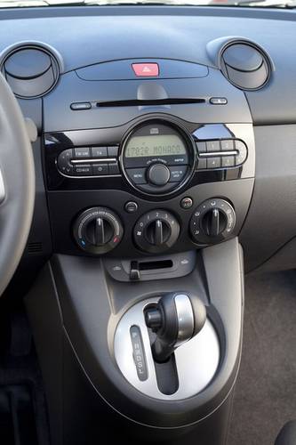 Interno di una Mazda 2 DE facelift 2011