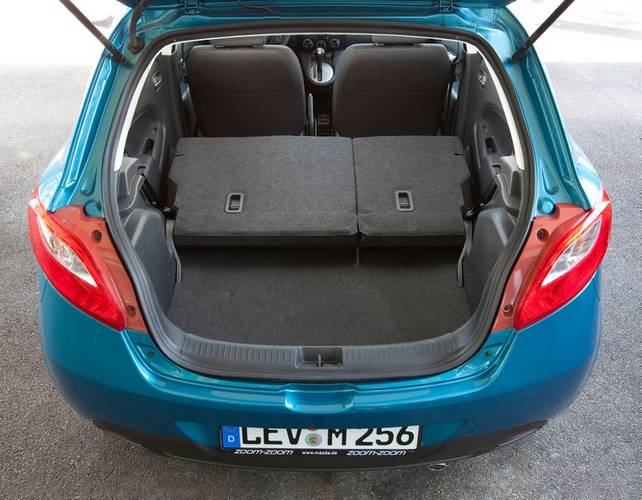 Mazda 2 DE facelift 2010 bagageruimte tot aan voorstoelen