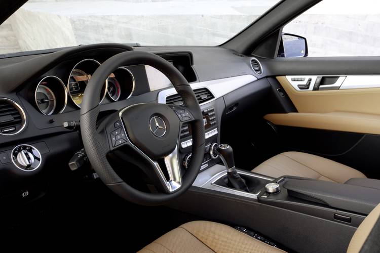 Interno di una Mercedes-Benz C W204 facelift 2011