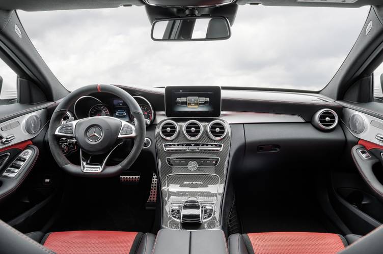 Interno di una Mercedes-Benz C 63 AMG W205 2015