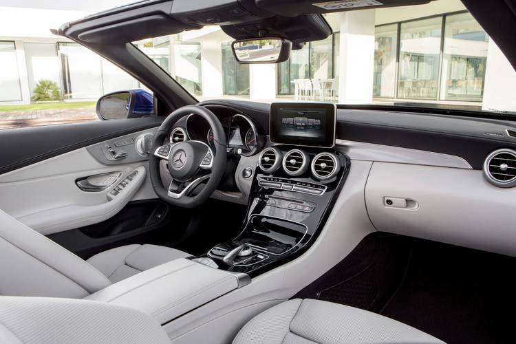 Interno di una Mercedes-Benz C A205 2016