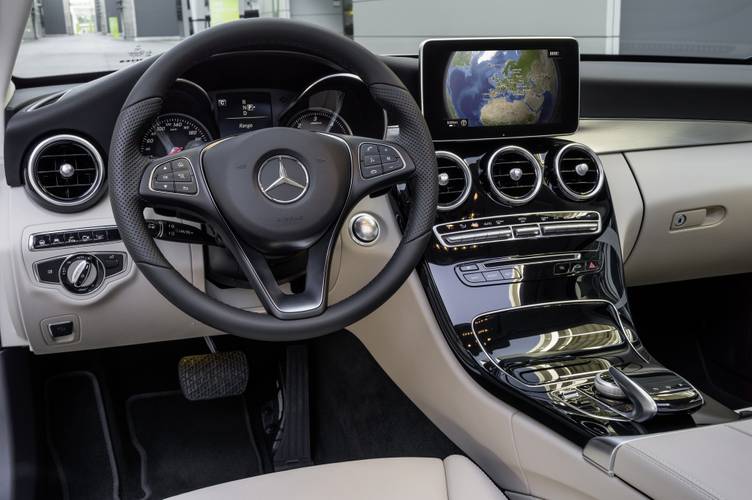 Interno di una Mercedes-Benz C W205 2014