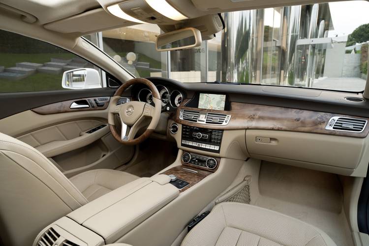 Interno di una Mercedes-Benz CLS X218 Shooting Brake 2012