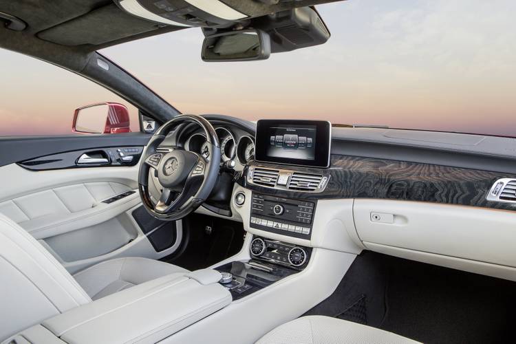 Interno di una Mercedes-Benz CLS W218 facelift 2015