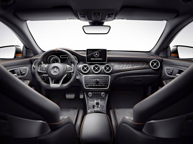 Mercedes-Benz CLA 45 AMG X117 Shooting Brake 2015 interiér