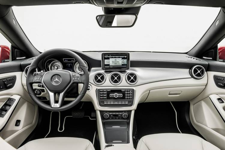 Interno di una Mercedes-Benz CLA C117 2013