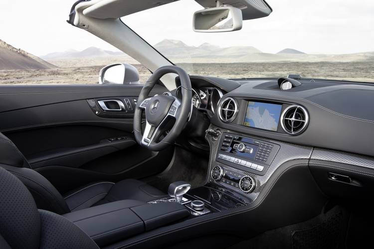 Interno di una Mercedes-Benz SL 63 AMG R231 2013