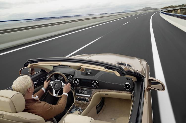 Interno di una Mercedes-Benz SL R231 2013