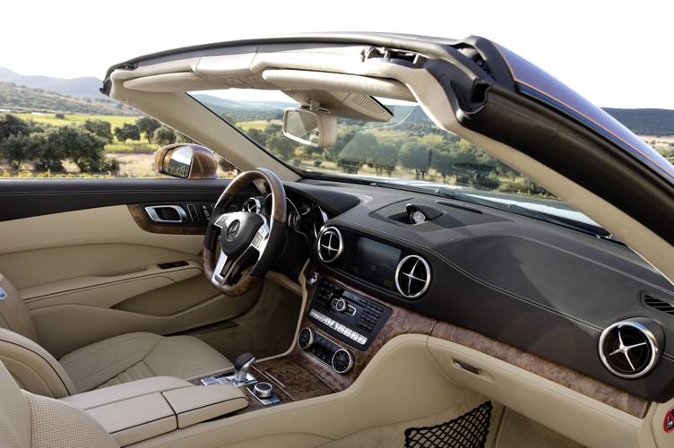 Interno di una Mercedes-Benz SL R231 2014