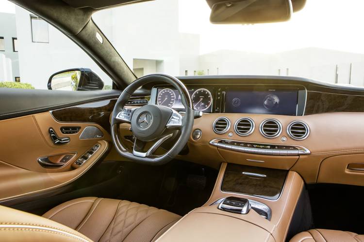 Interno di una Mercedes-Benz S C217 Coupe 2014