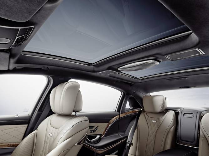 Interno di una Mercedes-Maybach S 600 W222 2014