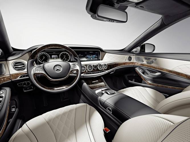 Interno di una Mercedes-Maybach S 600 W222 2015