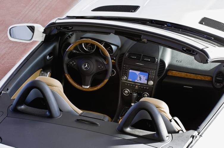 Interno di una Mercedes-Benz SLK R171 facelift 2008