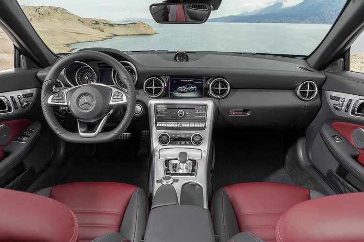 Interno di una Mercedes-Benz SLC R172 facelift 2016