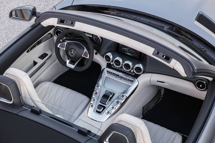 Interno di una Mercedes-Benz AMG-GT C R190 2016