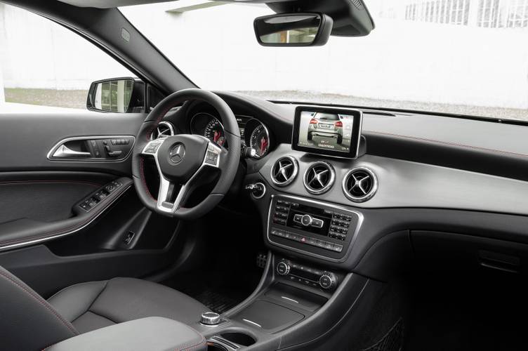 Mercedes-Benz GLA X156 2013 intérieur
