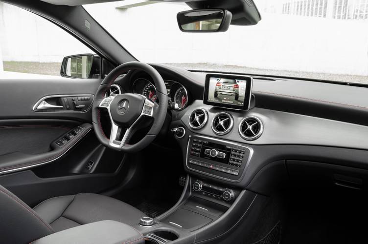 Interno di una Mercedes-Benz GLA X156 2013