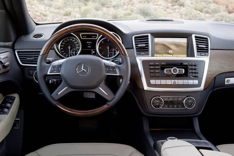 Interno di una Mercedes-Benz ML W166 2011