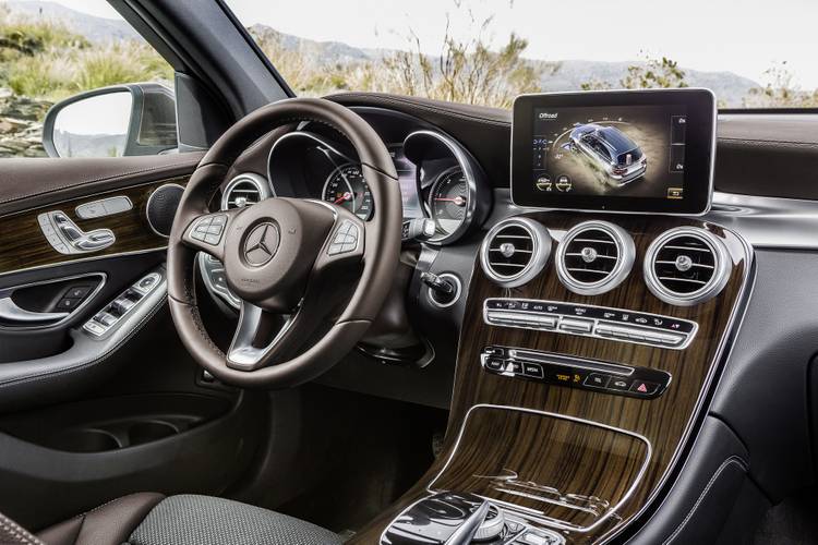 Interno di una Mercedes-Benz GLC X253 2015