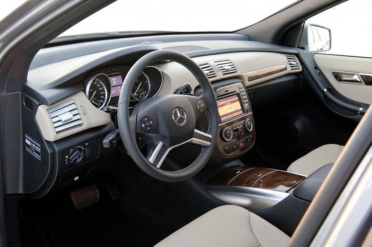 Interno di una Mercedes-Benz R W251 facelift 2010