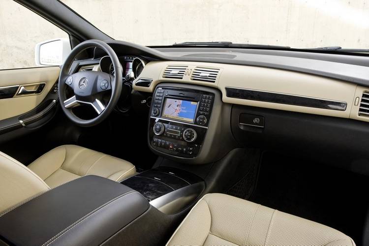 Interno di una Mercedes-Benz R W251 facelift 2011