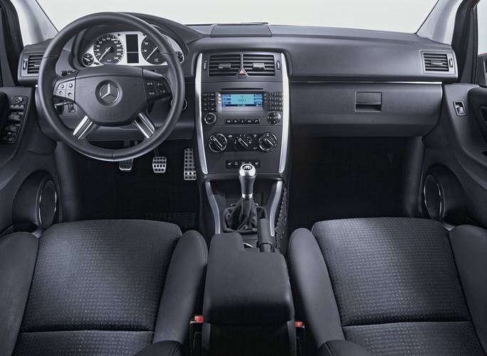 Interno di una Mercedes-Benz B T245 2005