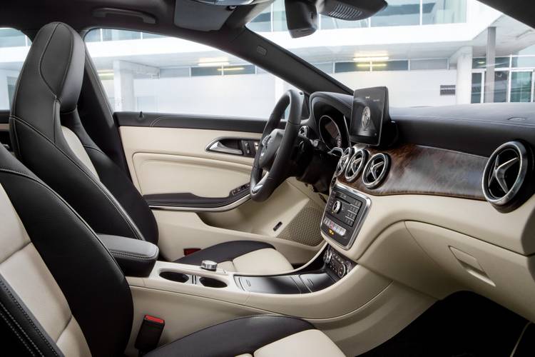 Mercedes-Benz CLA Shooting Brake X117 facelift 2016 vorn sitzt